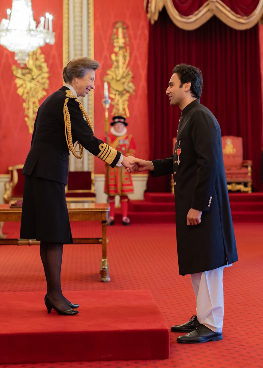 Bilalbinsaqib's tweet image. Alhumdulilah! 🙏🏻

Humbled and honoured to receive the Member of the Order of the British Empire (MBE) medal, awarded by Princess Anne on the recommendation of King Charles for my humanitarian services during COVID-19 in the UK for @onemillionmeals.
