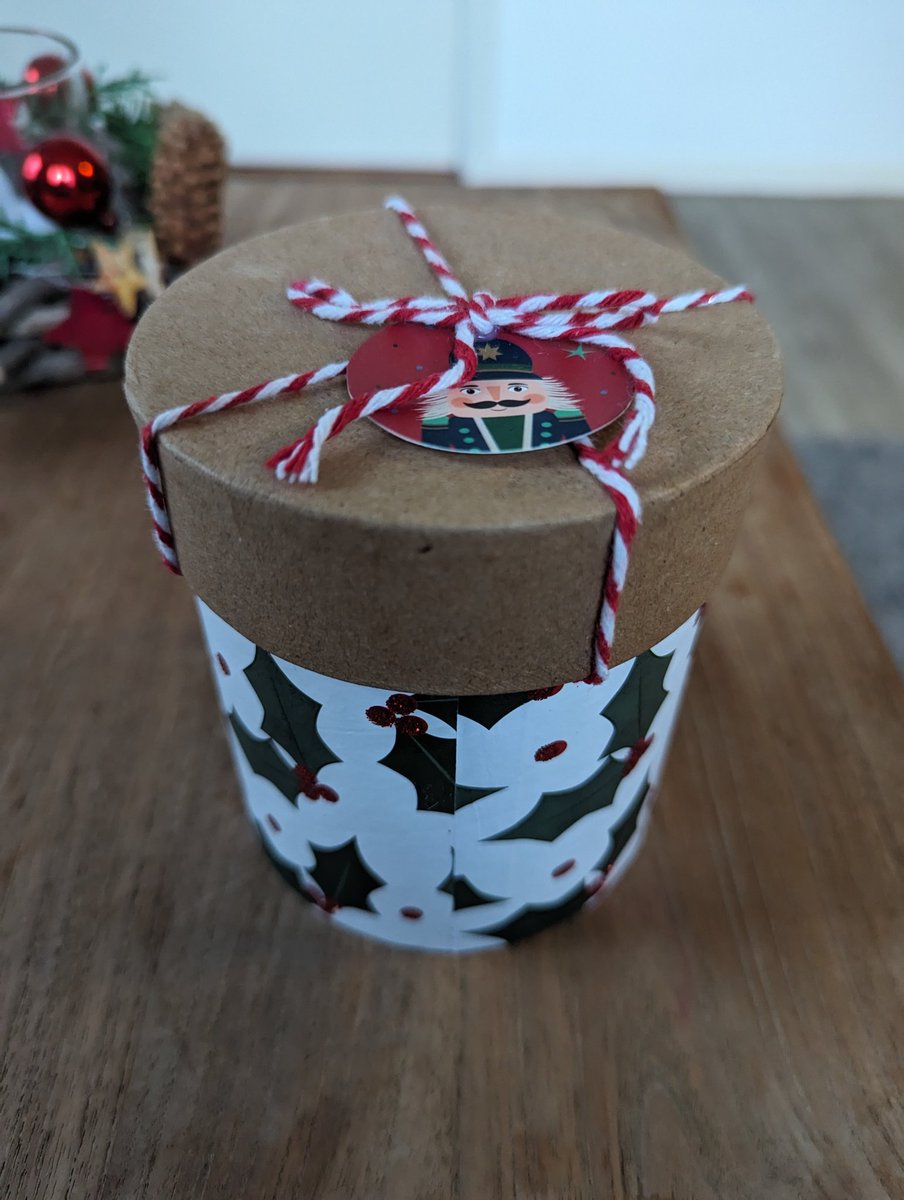 Sinds de concessie overgang is het voor de passagiers soms erg onvoorspelbaar en vallen er regelmatig bussen uit. Als chauffeurs doen we ons best om gewoon ons werk te doen.  Dan is het heel leuk als je een kleinigheidje van een passagier krijgt omdat je je werk doet.