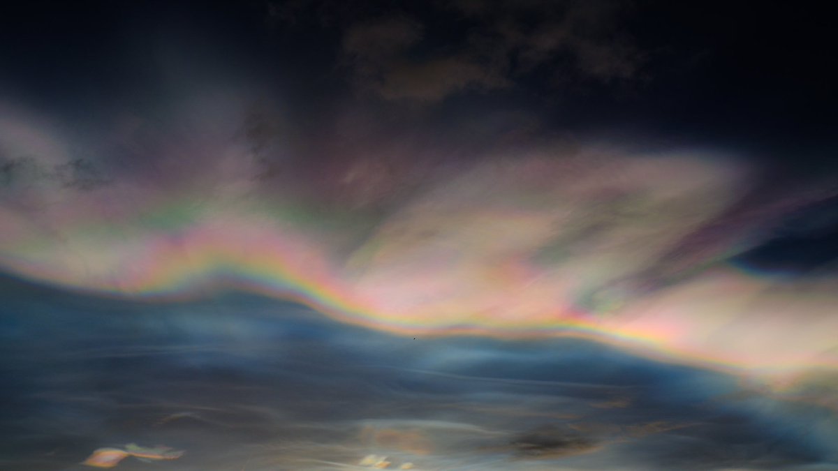 Insane Polar Stratospheric clouds over North East england this morning @FujifilmUK @metoffice @Lauratobin1 @Ross_Hutchinson @JenBartram @StormHour @BBCNEandCumbria @BBCBreakfast @bbcweather @itvnews @itvweather @TamithaSkov @MarkVogan