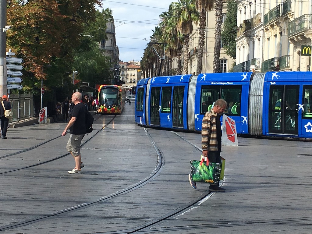 [Blog] La gratuité des transports, une fausse bonne idée 'L’idée semble généreuse, équitable, innovante. Et pourtant, offrir les déplacements en transport en commun aux usagers présente plus d’inconvénients que d’avantages. lemonde.fr/blog/transport…