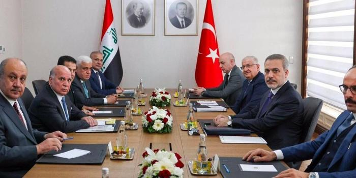Politik_Azad's tweet photo. Piştî ku li Şengalê namzetê Rêveberiya Xweser bi ser ket, û li Kerkûkê jî Kurd bi giştî bi ser ketin, Enqerê  rayedarên Iraqê vexwendin. Diyar e gotiye "Waweylê, Kurd bi ser ketin, ka em li dijî wan çi bikin!". 
https://t.co/uD8uInuwz6

Alternatîf
https://t.co/9a3LbO6pSI https://t.co/E82lLQbAci