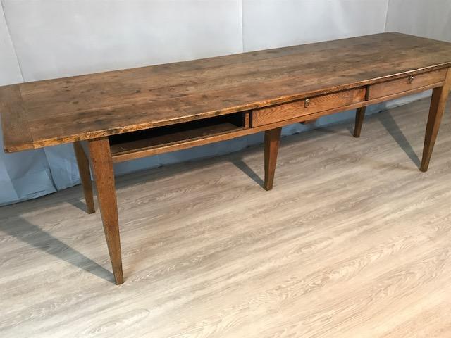 AntiqueTables1's tweet image. Early 19th Century oak serving table with one centre drawer and two sliding panels sits on tapered legs with ample leg room. 

rb.gy/f1qc1s

#oakservingtable #servingtable #antiqueservingtable #antique #furniture