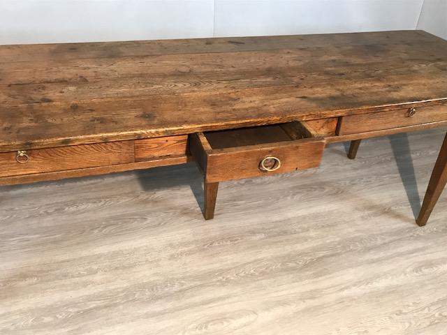 AntiqueTables1's tweet image. Early 19th Century oak serving table with one centre drawer and two sliding panels sits on tapered legs with ample leg room. 

rb.gy/f1qc1s

#oakservingtable #servingtable #antiqueservingtable #antique #furniture