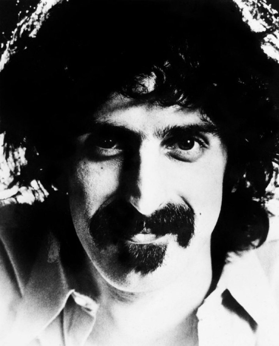 Bei meinen Konzerten nehme ich gerne das Risiko in Kauf, Fehler zu machen. Es ist ein Privileg, etwas zu schaffen, das nur für den Moment existiert, einzigartig und unwiederholbar.“ Frank Zappa 21. Dezember 1940 -4. Dezember 1993 ￼