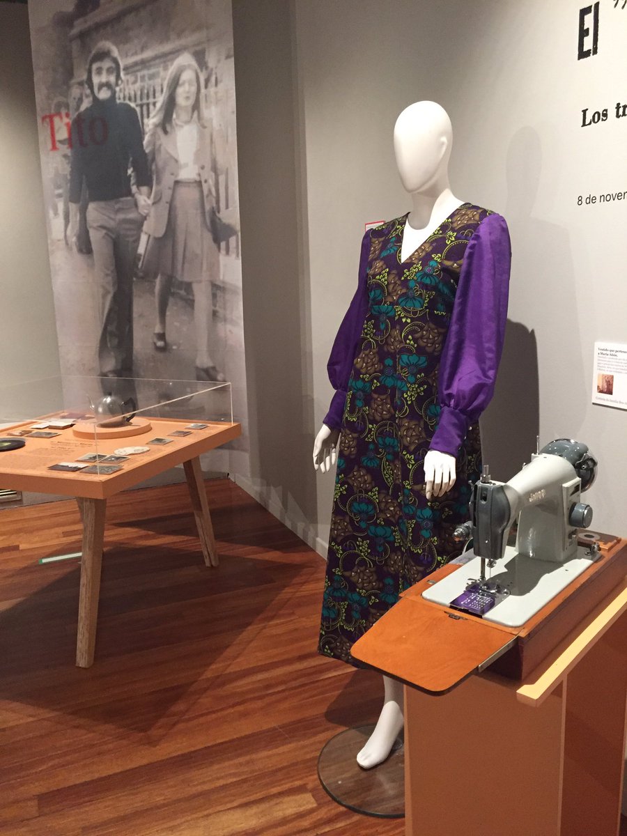 Raquel Boo (@raquelboo) on Twitter photo Na expo do Kiosco Alfonso sobre a emigración galega ao Reino Unido, comisariada por <a href="/FragaXesus/">Xesús Fraga</a> e deseñada por @BarroDesign, este vestido feito pola miña avoa María para ir á festa de nadal do hospital no que traballaba confeccionando uniformes para o persoal médico. Chester, 70s Na expo do Kiosco Alfonso sobre a emigración galega ao Reino Unido, comisariada por <a href="/FragaXesus/">Xesús Fraga</a> e deseñada por @BarroDesign, este vestido feito pola miña avoa María para ir á festa de nadal do hospital no que traballaba confeccionando uniformes para o persoal médico. Chester, 70s