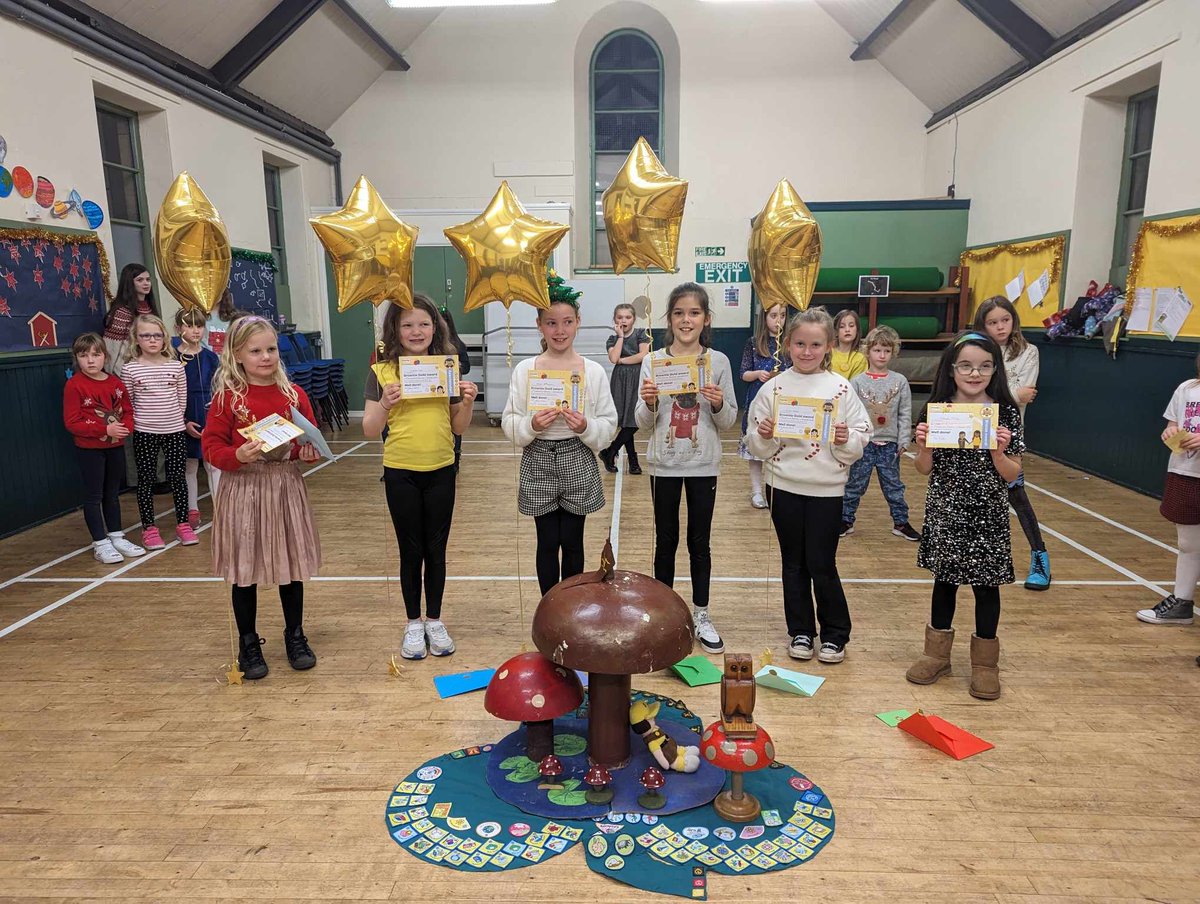 1st Dunfermline Brownies celebrated brownies achieving 5 gold awards and 1 bronze award. Congratulations 🌟