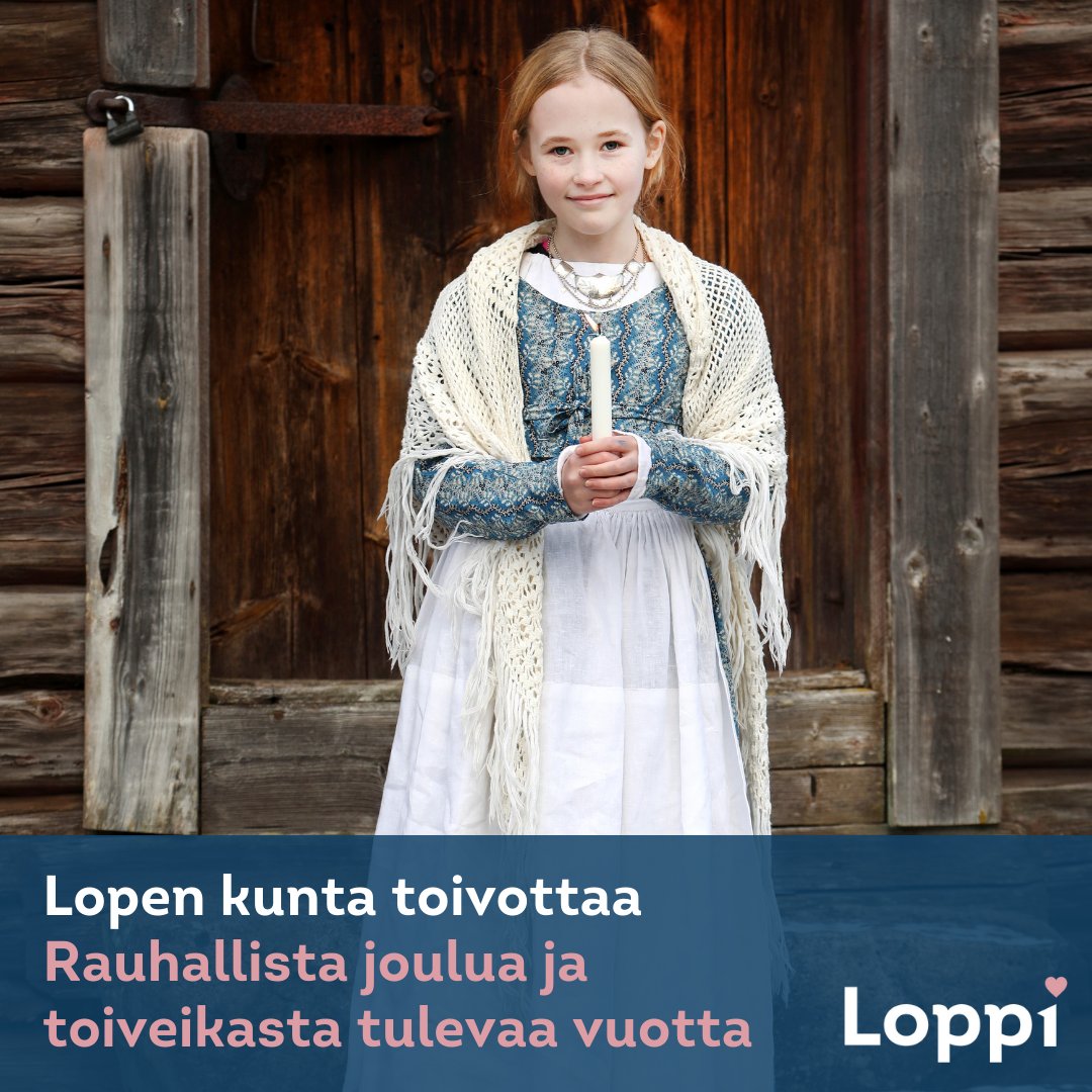 Lopen kunta toivottaa rauhallista joulua ja toiveikasta vuotta 2024. Olemme lahjoittaneet joulutervehdyksiin varatut rahat vähävaraisille loppilaisille perheille  Lopen Pelastakaa Lapset ry:n kautta. Kuva Lopen kansallispuvusta Vilja Tamminen.
#Loppi #lopenkunta #lopeltahyvä