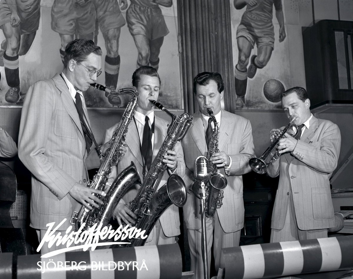 Jazztwitter. Kan jag få en bekräftelse på att det är Lasse Gullin som spelar barytonsax (andra från vänster)?
Apropå att Arne Domnérus föddes den 20 december 1924.
Rolf Blomquist på tenorsax längst till vänster, Rolf Ericson på trumpet.
Taget på Nalen 1952.

#jazz #musik