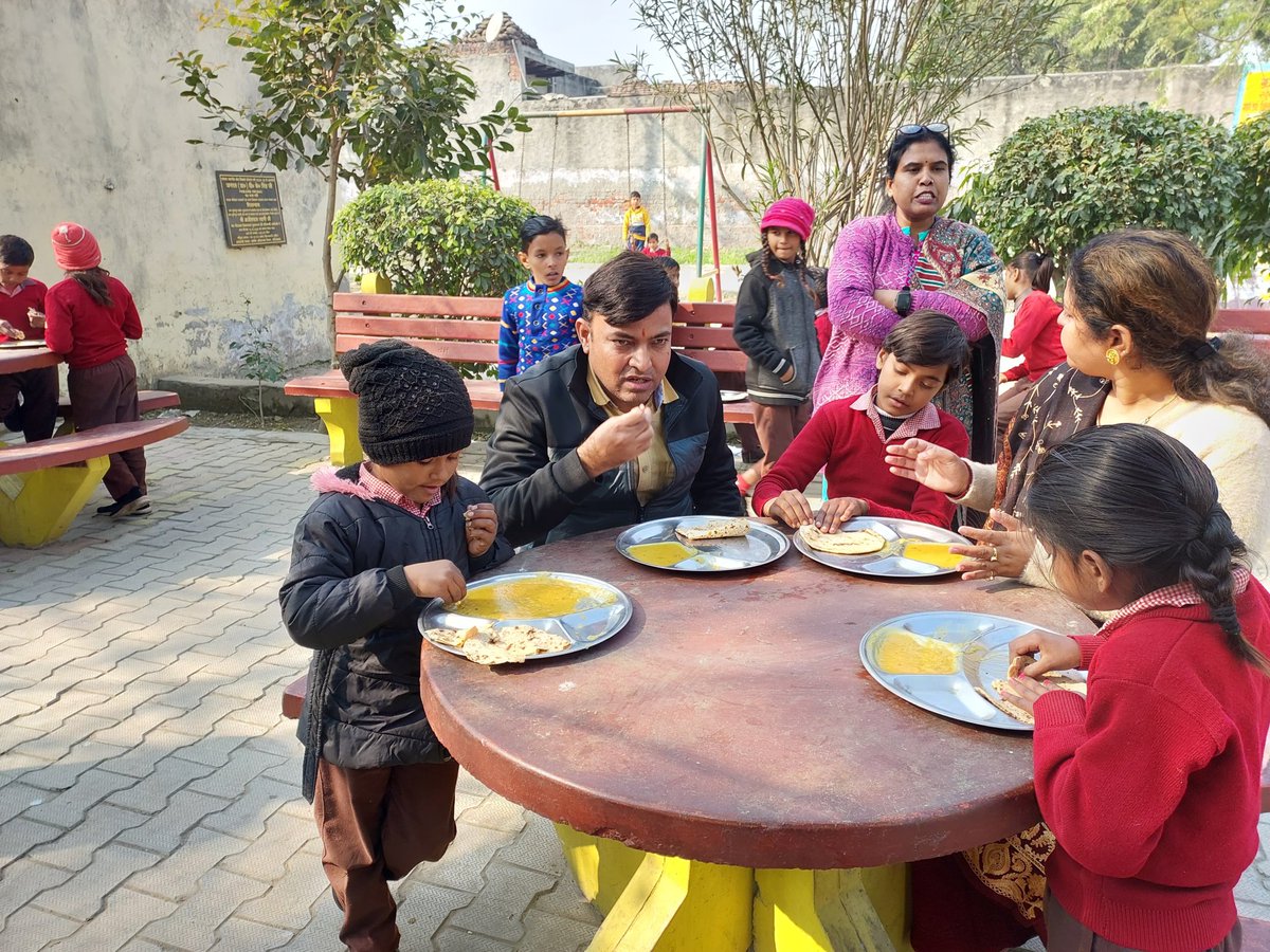 आज 21 दिसंबर को बेसिक शिक्षा अधिकारी द्वारा प्राथमिक विद्यालय खुर्रमपुर का औचक निरीक्षण किया गया, बच्चों का निपुण लक्ष्य ऐप पर असेसमेंट एवं मध्यानह भोजन की गुणवत्ता परखी गई, विद्यालय में भौतिक एवं शैक्षणिक परिवेश की सराहना की गई
@basicshiksha_u <a href="/dm_ghaziabad/">DM Ghaziabad</a> <a href="/ChiefGhaziabad/">CDO Ghaziabad</a>