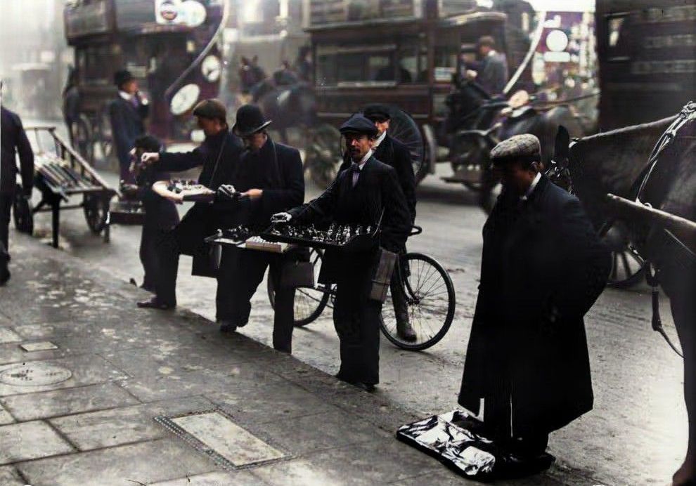 Street hawkers selling Christmas gifts on Ludgate Hill, London, in 1907. #edwardians #streethawkers #chrostmasshopping #ludgatehill #oldlondon #christmaspresents