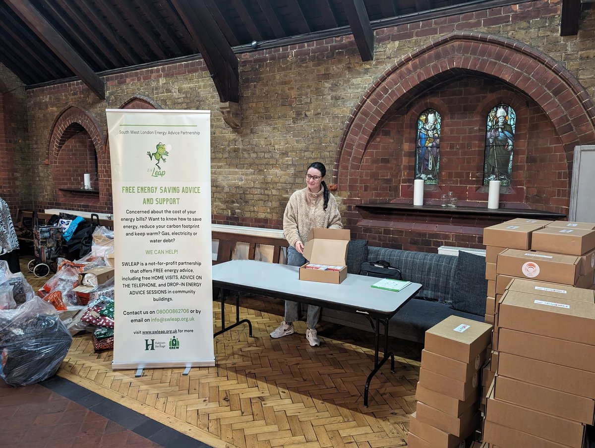 @CREWEnergyLDN are at Earlsfield food bank today @EarlsfieldFood2 distributing @wandbc Winter warm packs
@SGNgas @HelloCSE 
A wonderful christmas spirit🎄🌟