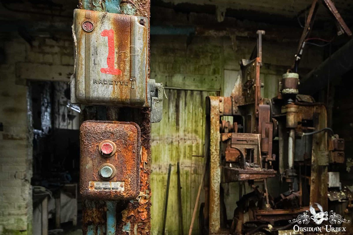 Continuing her impressive and intrepid exploration of #AbandonedPlaces Janine @ObsidianUrbex brought us a fine collection of of rusting machines inside an abandoned broom factory in Stoke-on- Trent … Every colour here a place on the #GrimArtPalette 🎨 and #TheGrimList2023🎖️