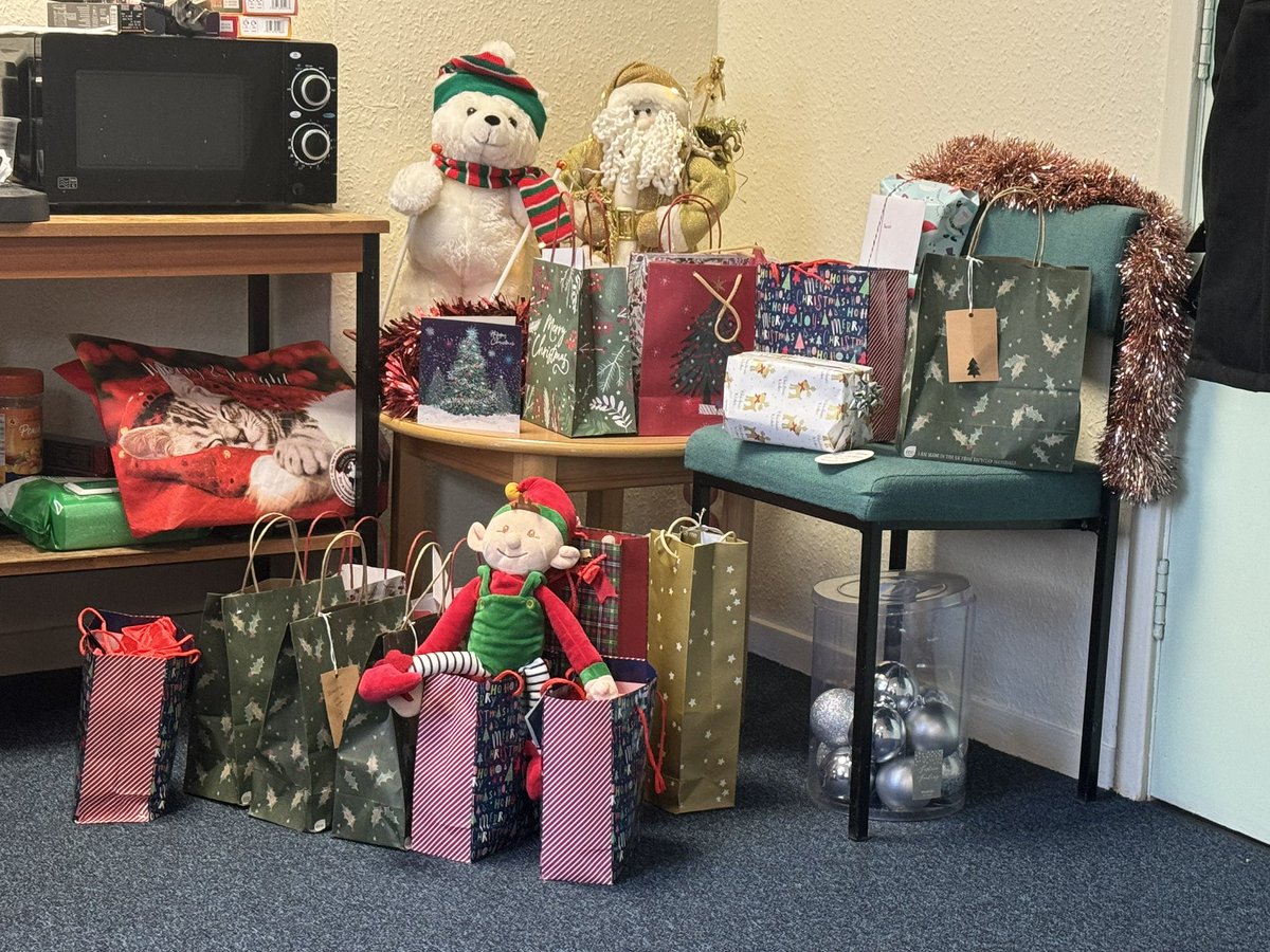 Santa has delivered early to the colorectal 2ww office. Happy Christmas to one and all and may 2024 bring good things #santasgrotto #christmas #happynewyear @StockportNHS