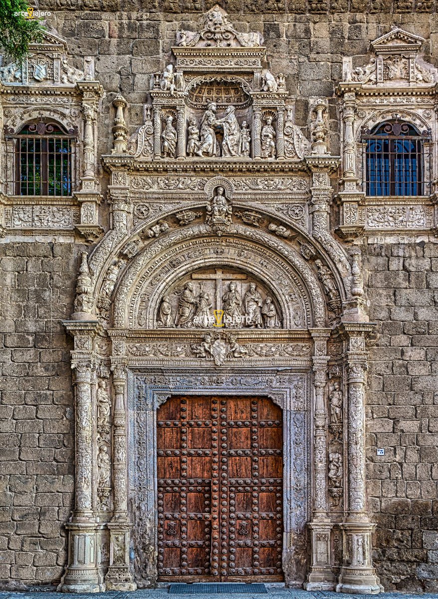 La magnífica portada del Hospital de Santa Cruz en #Toledo (S. XVI), auténtica genialidad del Renacimiento, atribuida al célebre arquitecto y escultor Alonso de Covarrubias #FelizJueves #BuenosDias