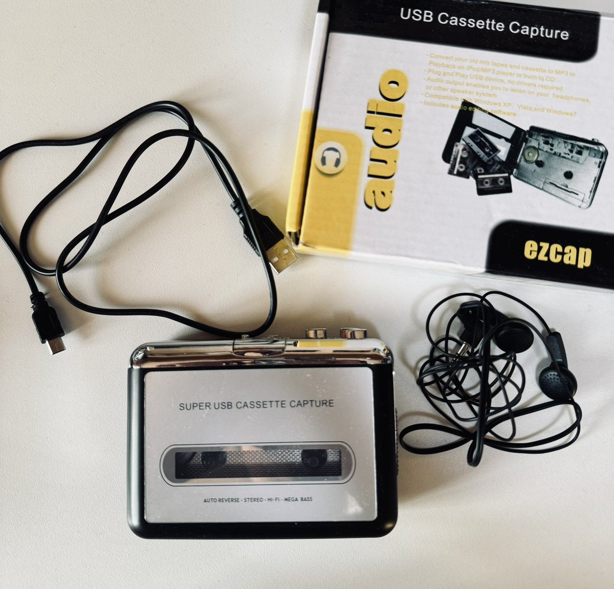 พร้อมส่ง

เครื่องเล่นเทป tape cassette player 

ส่งต่อ 290 รวมส่ง
(ซื้อมา 400)

ใหม่มากคับ ยังไม่ได้ลอกฟิล์มเลย
ทักมาดูเพิ่มได้ค้าบ 
#tape #tapecassette #tapecassetteplayer #tapeplayer #เทปคาสเซ็ท #เทปเพลง #เครื่องเล่นเทป
