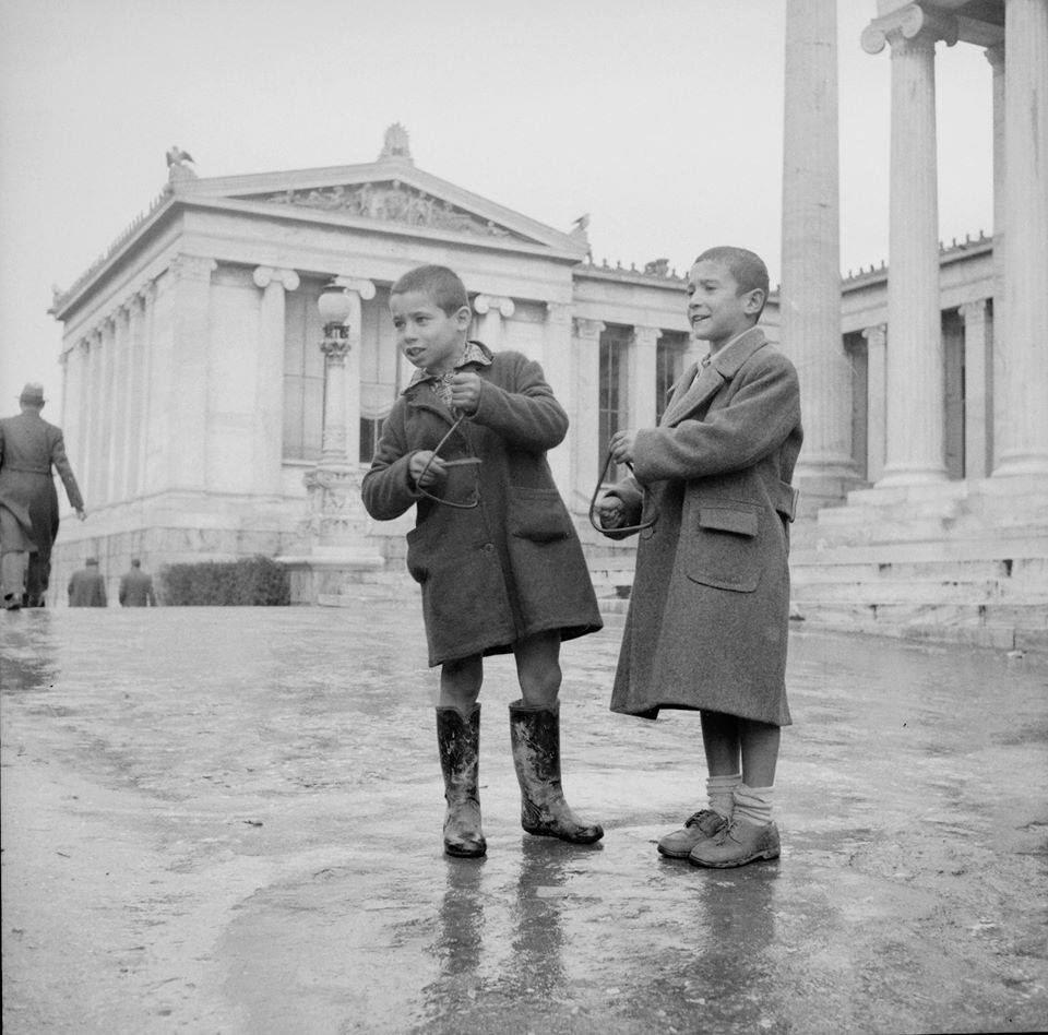 🎼🎄Today, December 24, on New Year's Eve and on January 5, streets in #Greece are filled with melodies and children singing traditional #Christmas carols -the #Kalanda 📷Costas Megalokonomou. Christmas carols in Athens, 1950-60. © @TheBenakiMuseum Photographic Archives