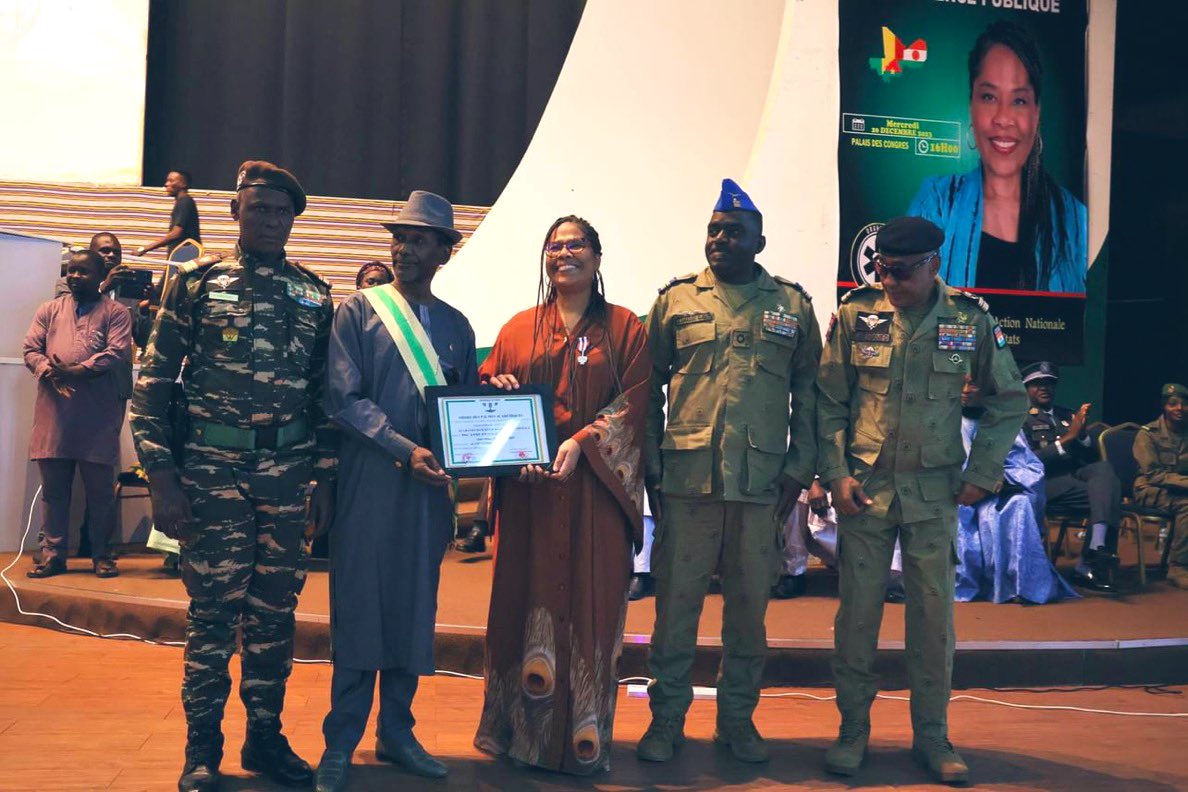 Je remercie humblement les autorités du Niger qui m’ont fait l’honneur de m’élever au grade de chevalière de l’Ordre des Palmes Académiques du Niger pour mon engagement à défendre la cause de l’Afrique. La souveraineté, ou rien! 🐝💛✊🏽