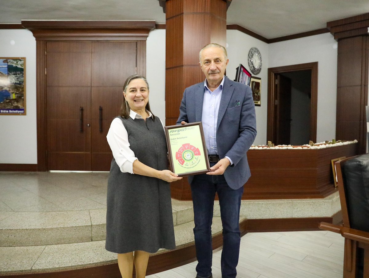 ADenizAtabay's tweet image. Bugün Belediyemizde Yaşamdan Yana Derneği Yönetim Kurulu Başkanı ve Animal Save Bölge İletişim Sorumlusu Nilgün Engin’i ağırladık. 

Yaşamdan Yana Derneği paydaşlığımızla Didim’in vegan kenti olması yönünde çalışmalarımıza önemli ölçüde katkı sağlayan Nilgün Engin’e,