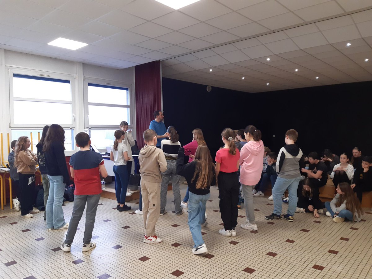 Partenariat clg Émilie Carles @CCN_BdL dans le cadre du projet fédérateur interdegrés Peter Pan. Les élèves de 6eA et ceux de l'atelier théâtre danse découvrent la liberté de mouvement grâce au chorégraphe intervenant. @daac_nancy_metz @IenBar