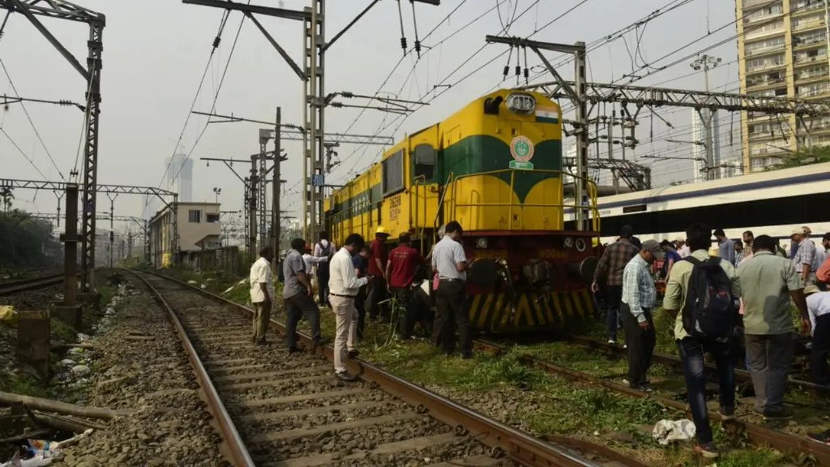 #MiddayNews | IN PHOTOS: One wheel of train engine derails near Mazgaon yard, services between Byculla-CSMT affected PC : @iamATULKAMBLE #Mumbai #Byculla #NewsUpdates mid-day.com/mumbai/mumbai-…