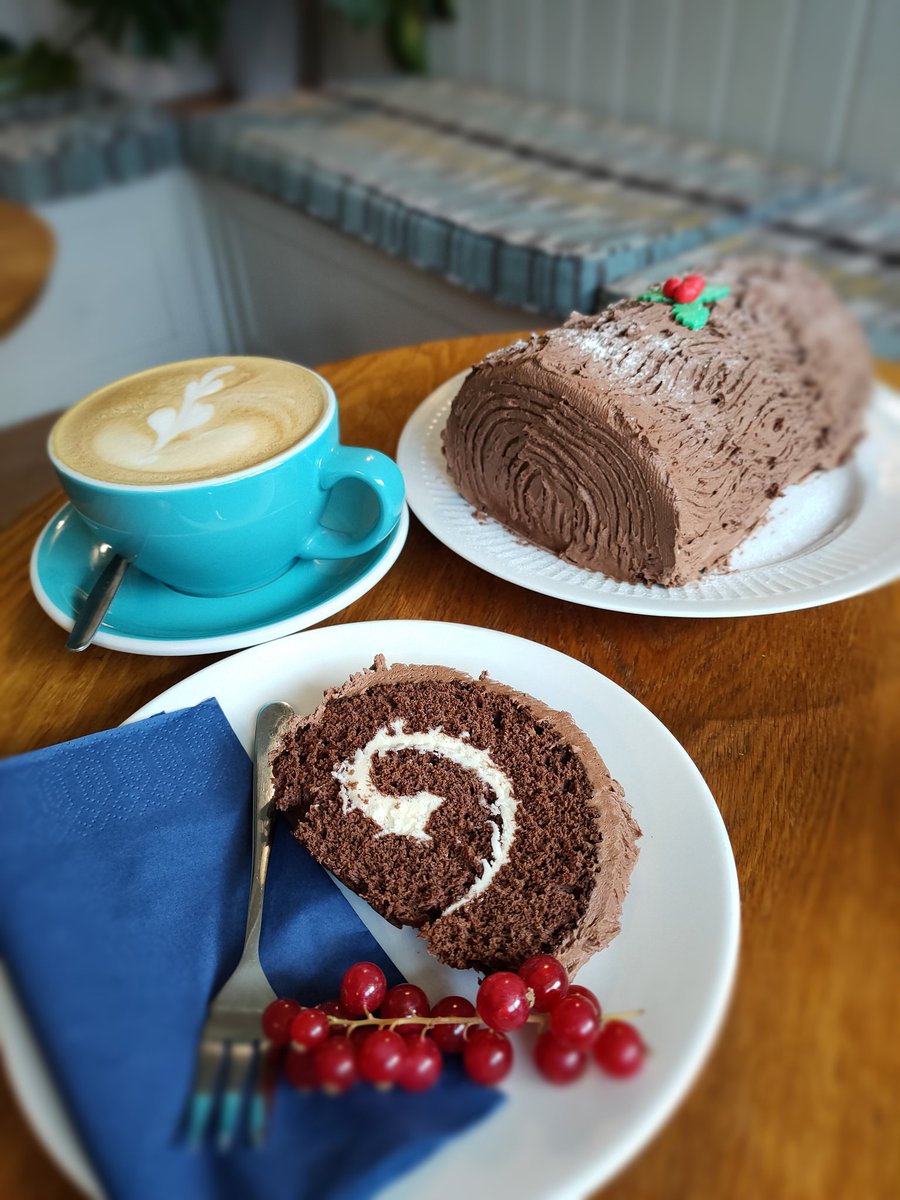 Coffee & Cake....festive style! 🎄🎅⛄ #coffeeshop #yulelog #specialtycoffee #thejoinersshop #thejoinersshop #northyorkshire #discoverhambleton