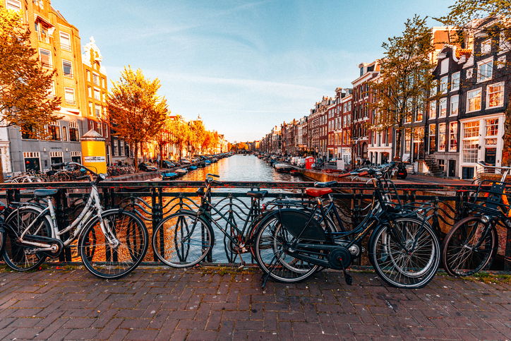 🚲Los famosos canales que recorren ÁMSTERDAM no será lo único que te enamore de la capital holandesa. 📸 ¡También es la ciudad con más museos del mundo! ¿A qué esperas para descubrirla? 👉ow.ly/zaLe50Qf32S