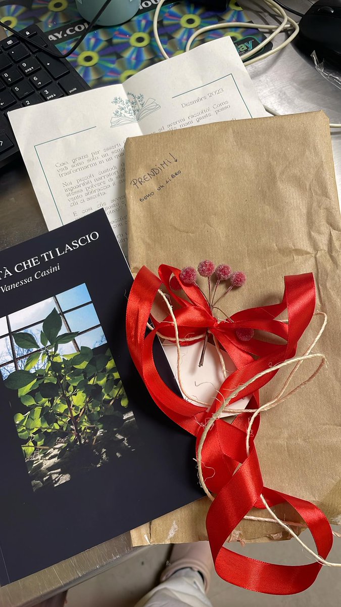 vanessa_casini's tweet image. Due pacchetti su tre sono già stati trovati, ne resta soltanto uno! Grazie per averci accolto nei vostri cuori... ❤️

#lereditàchetilascio #followthe🌱 #VanessaCasini #ChristmasGiveaway #bookcrossing #Natale2023