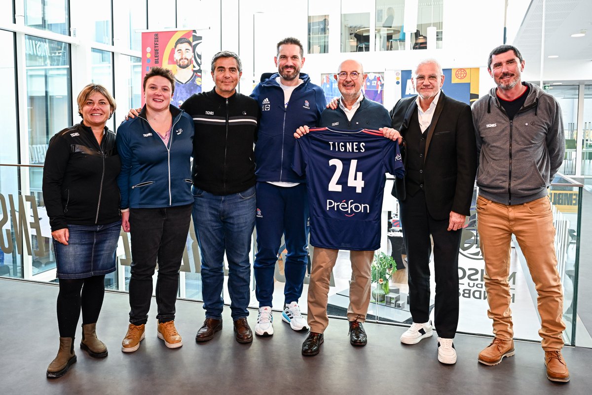 TIGNES, SITE DE PRÉPARATION OFFICIEL DE L’#EQUIPEDEFRANCE MASCULINE DE HANDBALL🤾‍♂️ Ce mercredi 20 décembre, la FFHandball & #Tignes ont signé un accord de #partenariat : Tignes devient fournisseur officiel de la Fédération française de #handball 🤝 #sport #paris2024 #lesbleus