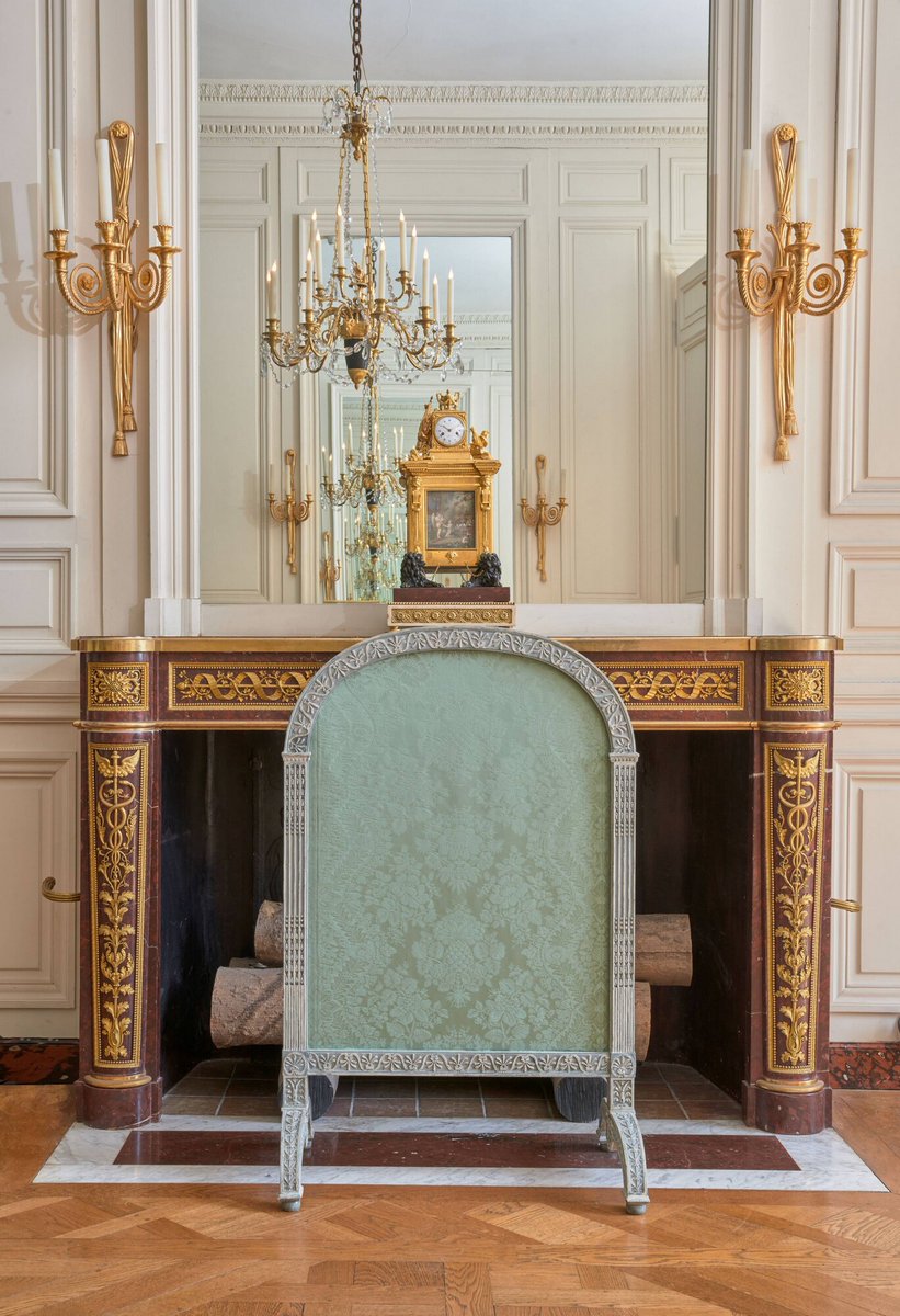 Restauré et désormais présenté in situ. L'écran de cheminée du mobilier de la chambre à coucher du petit appartement de la Reine Marie-Antoinette au @CVersailles, par Georges Jacob (1788). Provenant de la coll. Jacques Garcia, château du Champ de Bataille (achat par préemption).