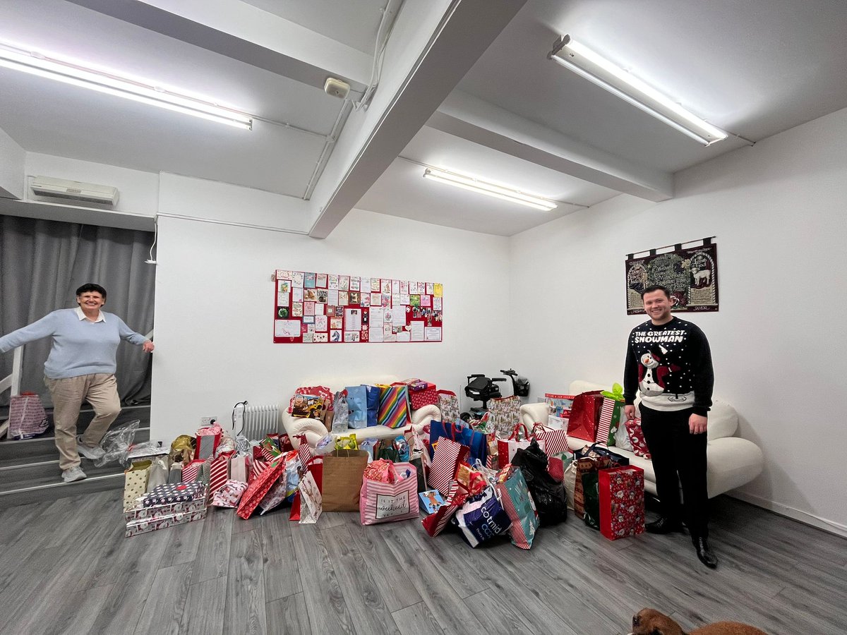 Thank you so much to everyone @Greenfaulds_HS for their generosity. Our Xmas gift tree had a phenomenal response once again and we were delighted to deliver the gifts to Kilsyth Community Food bank. They will be handed to children in the community this Xmas 🎄❤️