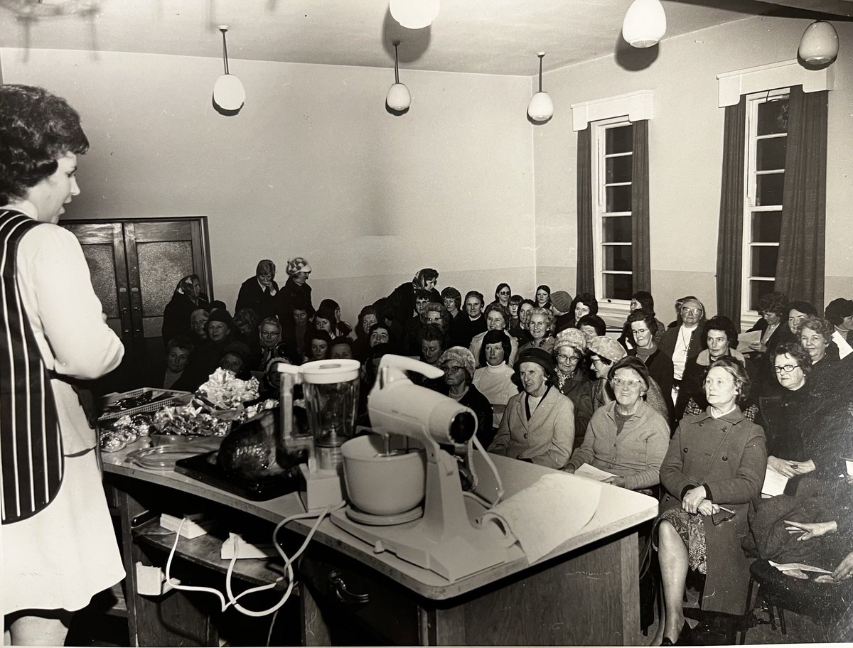 Christmas cooking demonstration on Patrick’s Street, Cork c.1965 🎄👩‍🍳 
#ESB #ChristmasCooking #Archives