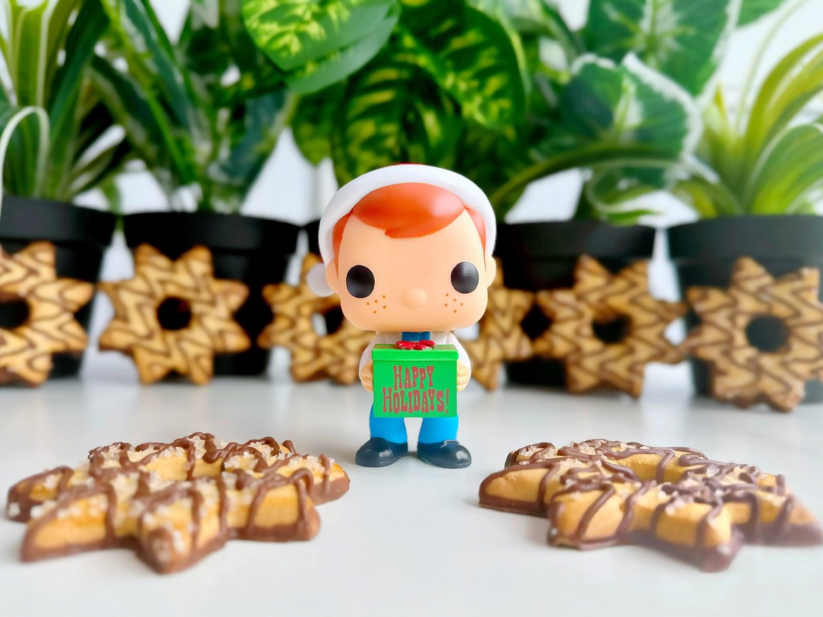 🧑🏻‍🍳 HOLIDAY BAKING 🍪

Freddy has baked a batch of star-shaped cookies for the holiday season and is delivering them to his best friend in a green box with a big red bow 🎁 

👑 @OriginalFunko 
💡 December 21: #holidaybaking
📸 #FunkoPhotoADayChallenge #PhotoADayChallenge
