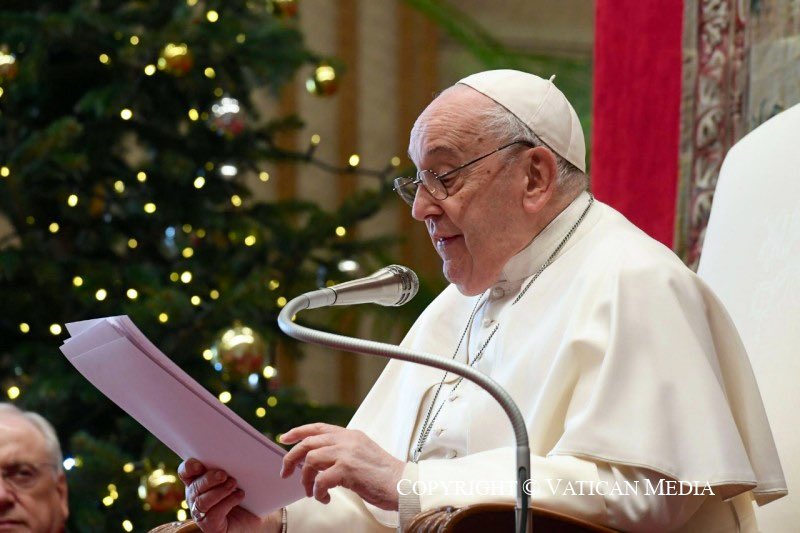 Francis to Curia: “Sixty years after the Council, we are still debating the division between ‘progressives’ and 'conservatives,' while the real difference is between lovers and those who have lost that initial passion. Only those who love move forward.”vatican.va/content/france…