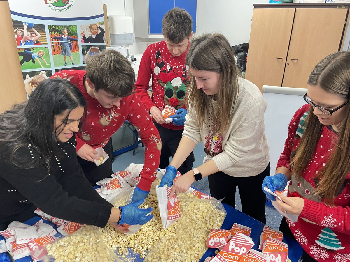 After such a wonderful morning, we have a little treat for the children courtesy of the #TeamMosborough elves! 

                🍿🎬🎄🎬🍿