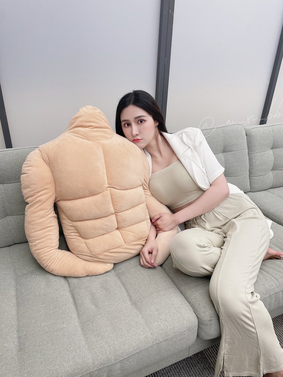 Ashley 艾熙老師 坐在窗邊寫筆記的溫柔側影照片