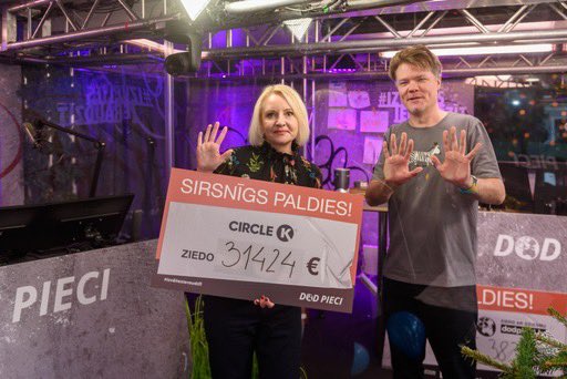 💜 31 424 eiro #DodPieci summai pievieno <a href="/CircleKLatvia/">Circle K</a>. Paldies par dāvanu desmitajā labdarības maratonā un visiem, kuri izvēlējās ziedojumu nodot tieši caur “Circle K”, tādējādi dubultojot savu artavu!  #DodPieci 👉 dod.pieci.lv

Foto: Gints Ivuškāns / Latvijas Radio