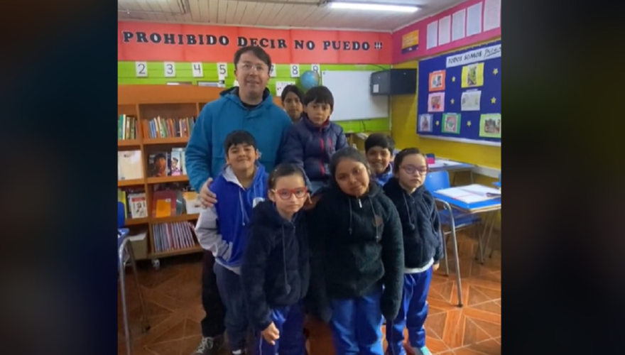 “El profe solito”: el unidocente de El Guayacán que visitó a todos sus alumnos para matricularlos.

Es el único profesor de la escuela ubicada en una localidad rural en la comuna de Petorca, Región de Valparaíso.

» bityl.co/N80t