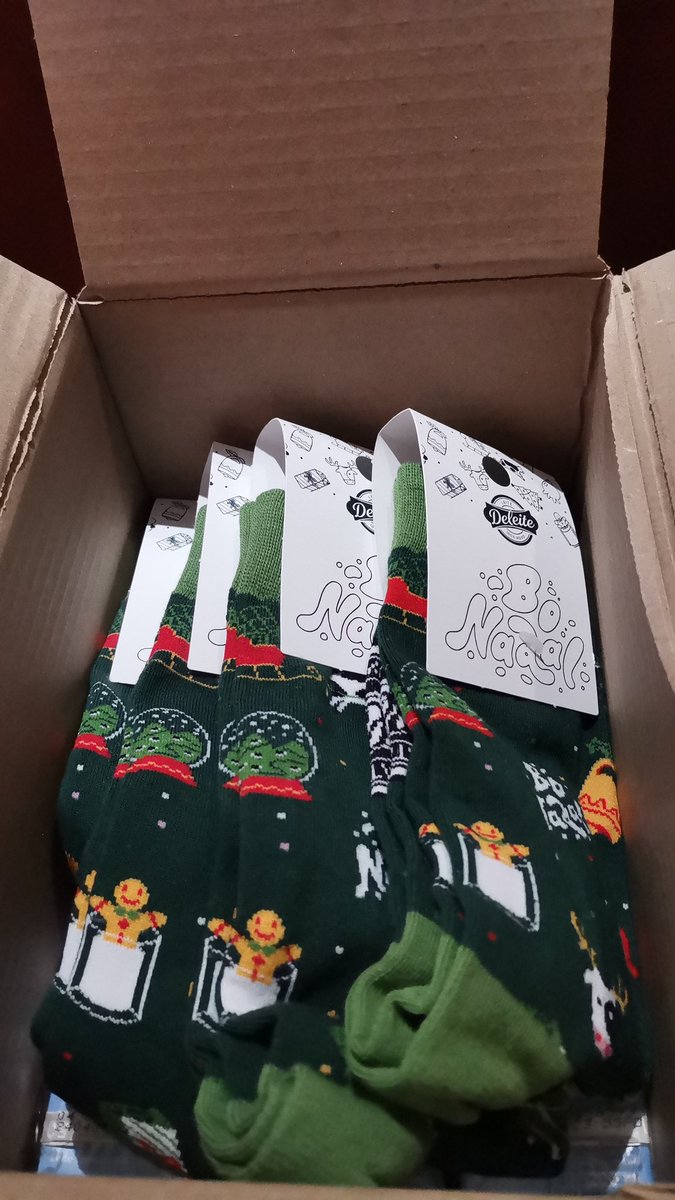 merlego's tweet image. Moitísimas grazas a @deleitegalego e a @caropericolo por tan bonito agasallo!! E un pracer ler #sempreengalego
#engalego