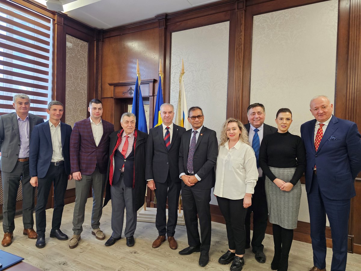 Noul ambasador al Indoneziei, E.S. Meidyatama Suryodiningrat, în Portul Constanța:
portofconstantza.com/pn/ro/stire/5/0

<a href="/ConstantaPort/">CONSTANTA PORT</a> #indonesia #ports #cooperation #development