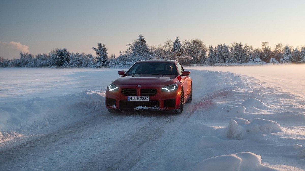 BMW's tweet image. This is what dreams are made of. ❤️❄️
📸(IG): lumafoto, sally.bowles 
The BMW M2. 
#THEM2 

The BMW M2:
Fuel consumption/100km, CO2 emission/km comb.: 10.2–9.6 l, 231–218 g. According to WLTP, b.mw/Further_Info.