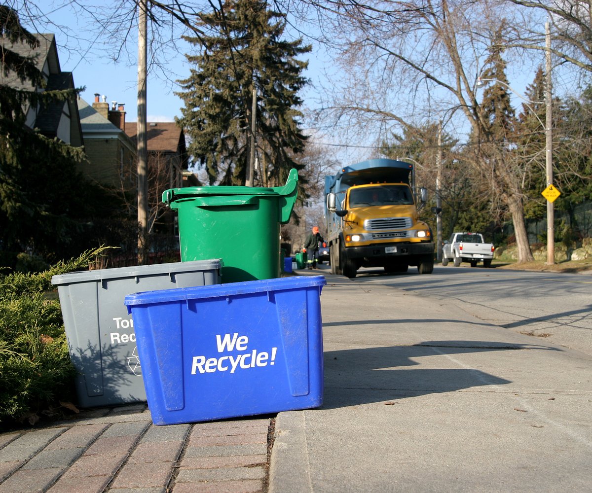 .@EGLEDirector calls for Michigan counties to begin developing new Materials Management Plans that will pave the way for Michigan to achieve a 45% residential recycling rate. bit.ly/487a15s #MIRecycles

Resources, toolkit, and more: Michigan.gov/EGLEMMP