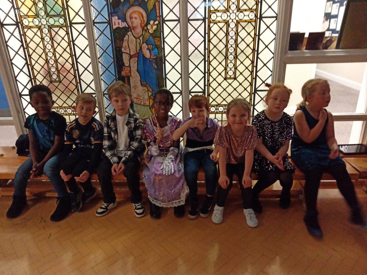 KS1 Christmas disco 🎄 A great time had by all! <a href="/MrGSGC/">Mr Grogan</a> <a href="/LsgcMrs/">MrsLSGC</a> @MrSimSGC (2)