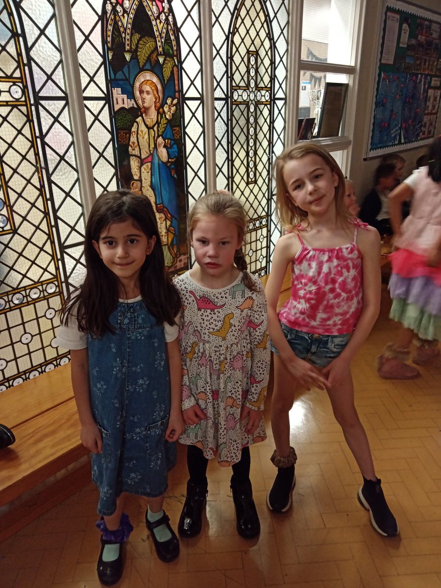 KS1 Christmas disco 🎄 A great time had by all! <a href="/MrGSGC/">Mr Grogan</a> <a href="/LsgcMrs/">MrsLSGC</a> @MrSimSGC (3)