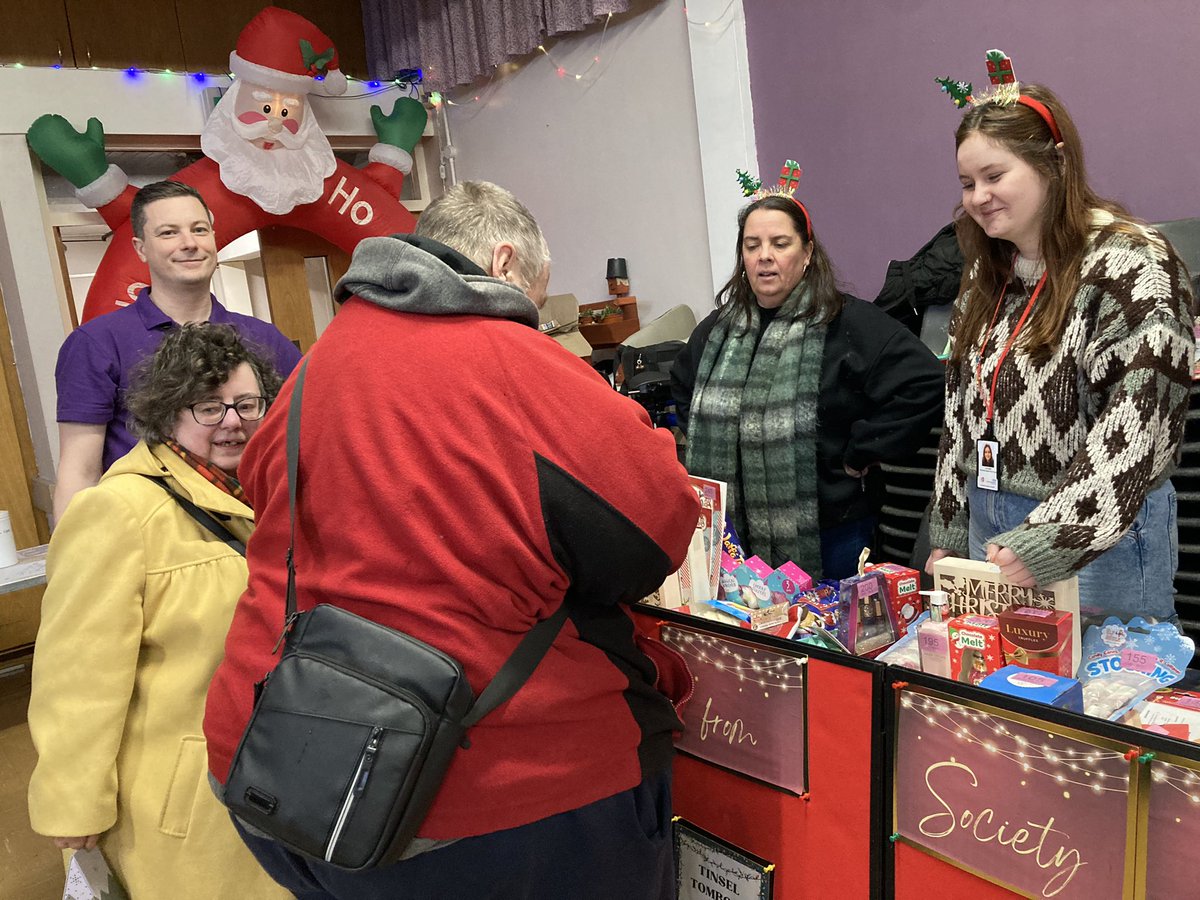 It’s been a bit non stop today: making hampers with Lawrence this morning (thanks Steph for all your help!); Play Streets @svpprimary (thanks to @wendy_robbo, Tammy & @BethForHousing for making it possible!) & going across 2 Spirit of Little Hulton for their amazing Xmas event 🎄