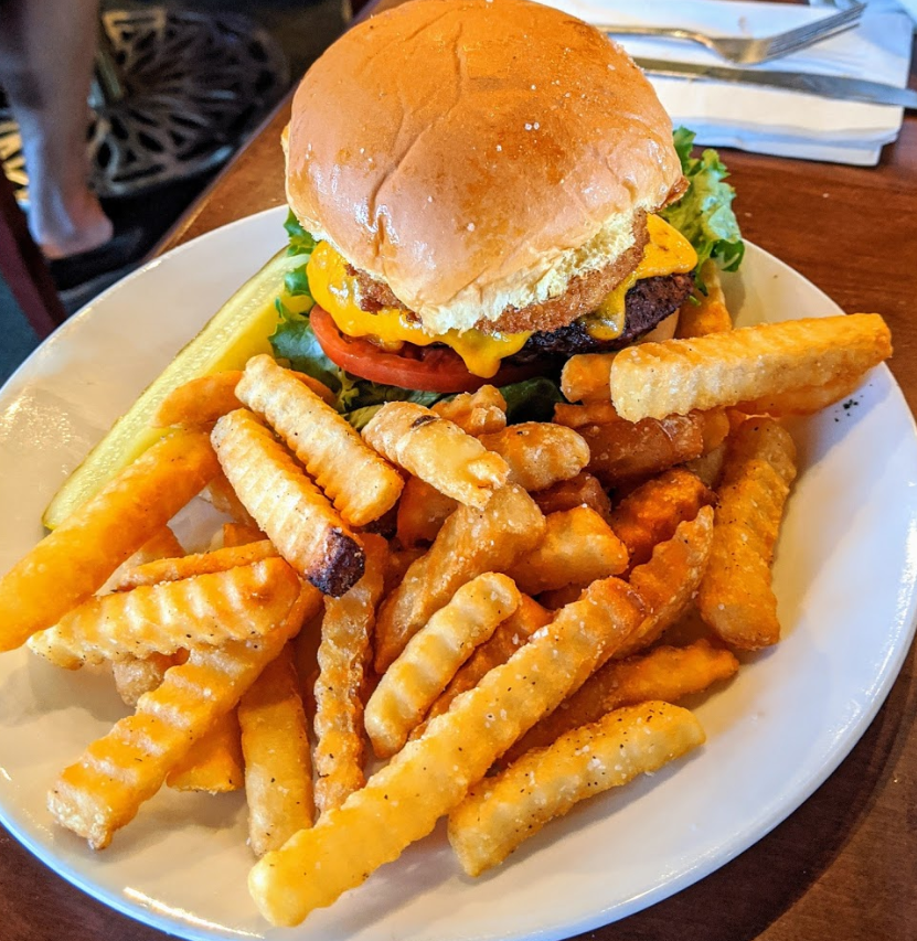 Get your appetite ready for a night of laughs! 🍽️ Join us at #Caddyshack for a delicious pre-show meal before catching #JohnMulaney at the #RosemontTheater.