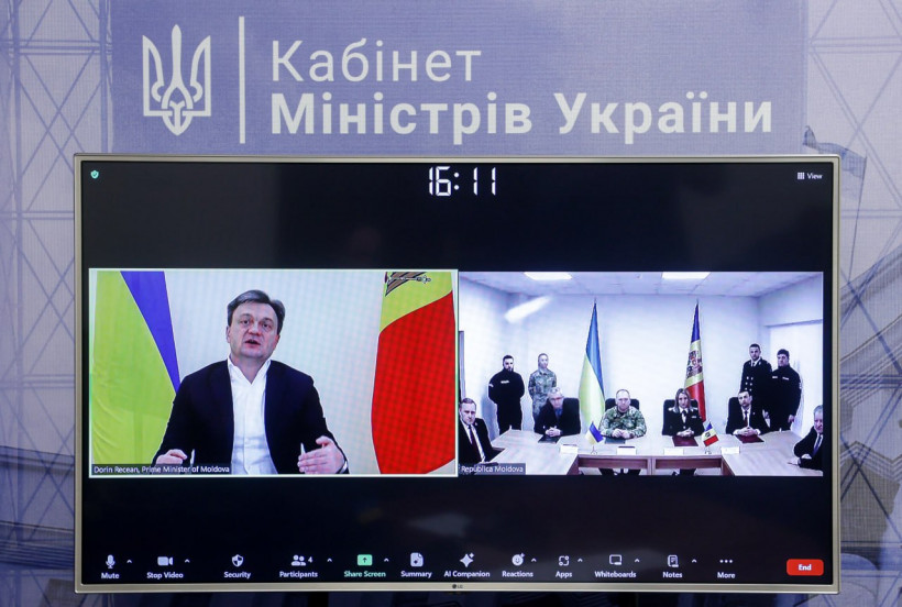 Kabmin_UA_e's tweet image. Ukraine and Moldova sign protocols to simplify joint border crossing: @Denys_Shmyhal had online meeting with @DorinRecean, 🇲🇩Prime Minister
tinyurl.com/5awb5tye
#BorderInfrastructure #Cooperation #Moldova