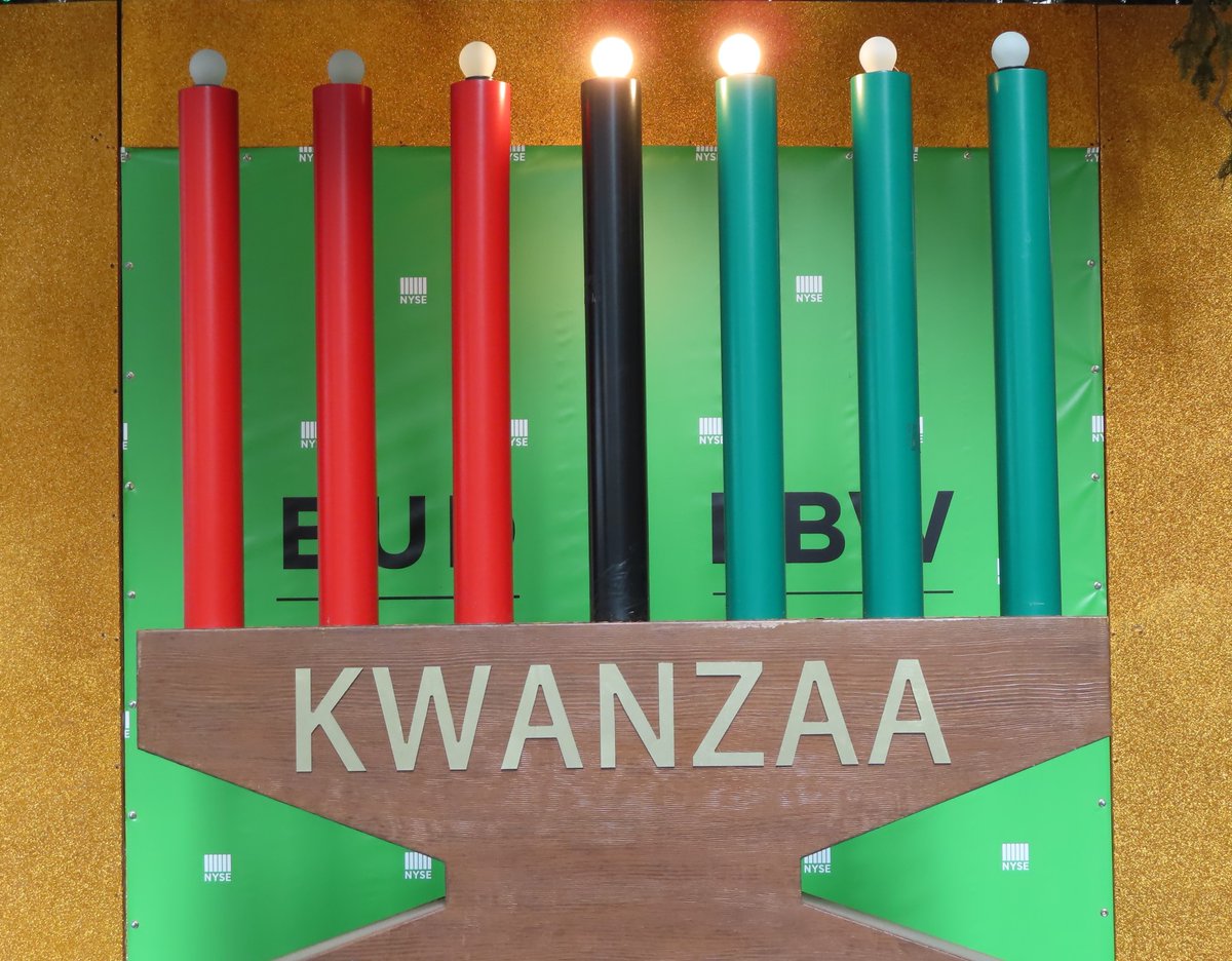 Every day is a learning day! Here are '5 things you may not know about Kwanzaa' from @HISTORY. 'Though often thought of as an alternative to Christmas, many people actually celebrate both' Find out more >> history.com/news/5-things-… 📷A public Kinara in New York City. Wikipedia.