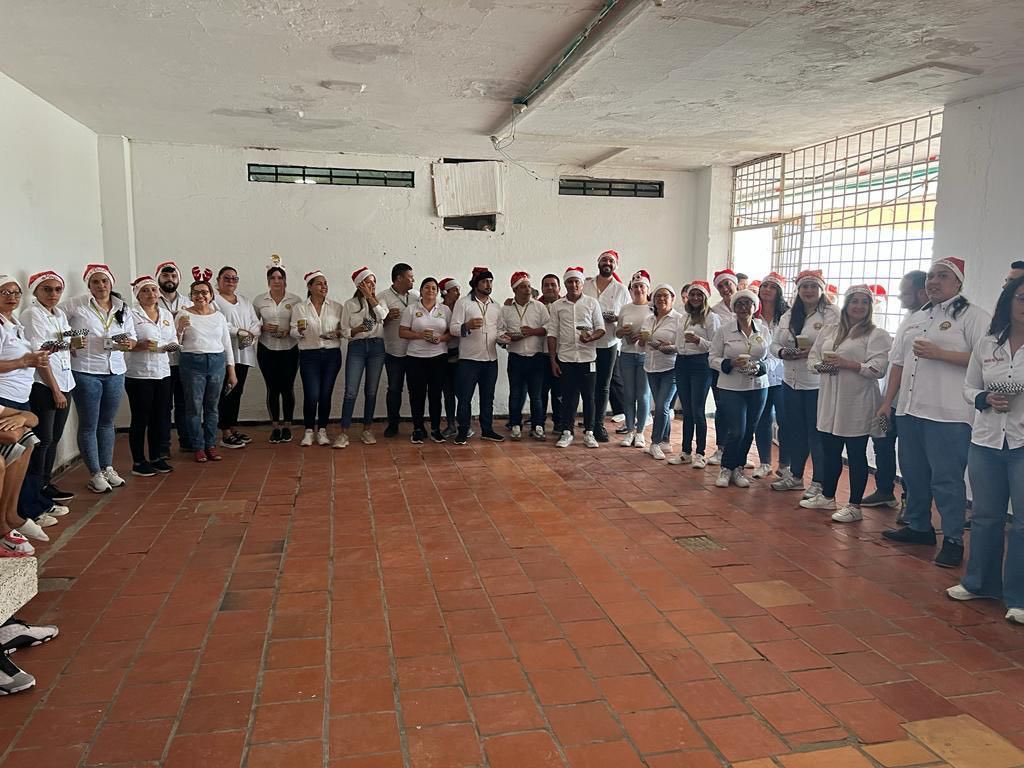 GobdeSantander's tweet photo. 🎄🎶El Grupo de Paz y DD.HH, nos esforzamos por dignificar los derechos de nuestros jóvenes. Recientemente, los jóvenes del Srpa disfrutaron de un emotivo compartir navideño. Estos eventos refuerzan nuestra labor restaurativa, recordándoles su capacidad como actores resilientes. https://t.co/BHFPRxqJLJ