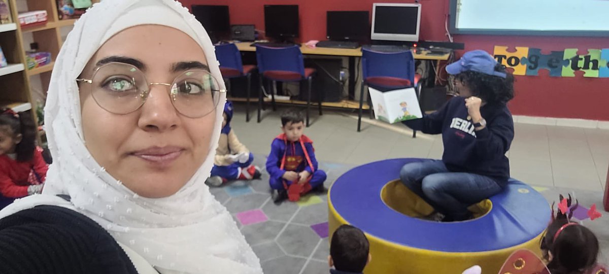 من الأهداف التّعليميّة لحصّة المكتبة تعزيز الثّقة بالنّفس وتعلّم كيفيّة القبول الإيجابي للذّات ممّا يساعد على بناء الثّقة الشّخصيّة.
هذا ما تعلّمه اليوم زائرو مكتبتنا من خلال الاستماع إلى قصّة "قَصّة شعري الجديدة" مع صديقهم "تامر"وتدوين انطباعاتهم.#حصة_مكتبة #الثقة_بالنفس