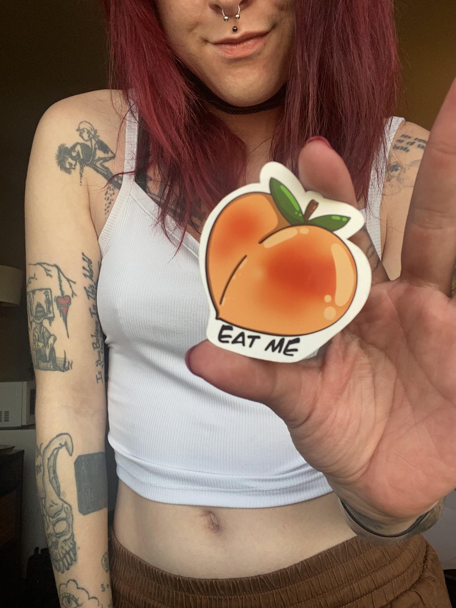I started a Patreon to send out monthly art! Pretty please take a look at it! 🧡🍑
Patreon.com/FoxOffArt